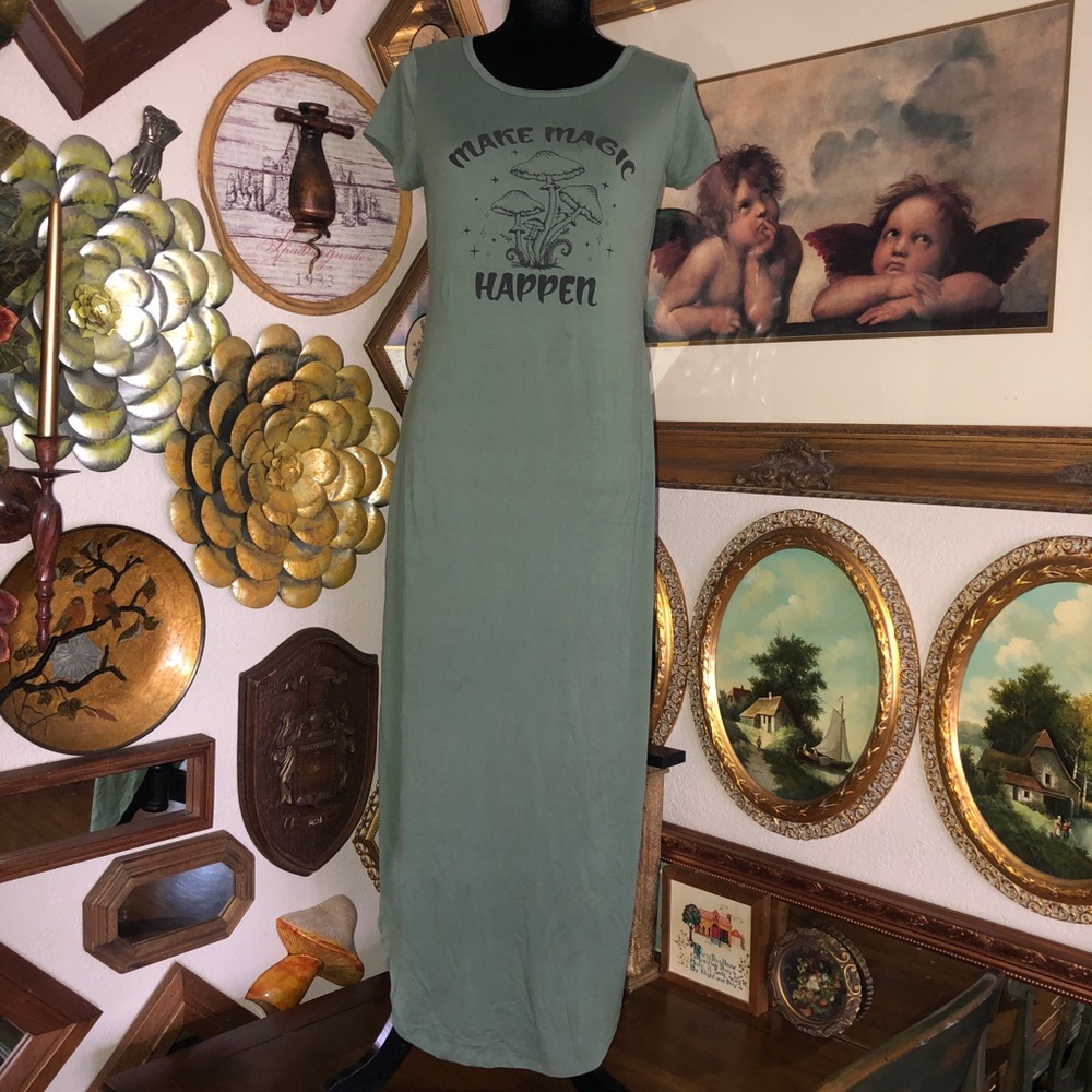 B FAMOUS SZ M Green Maxi Dress with Graphic Print PREOWNED